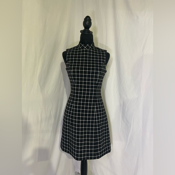 H&M Dresses & Skirts - Black and white illusion pattern size 6 H&M Holiday Little Black Dress